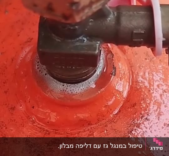 שסתום גז עם בועות על רקע כתום